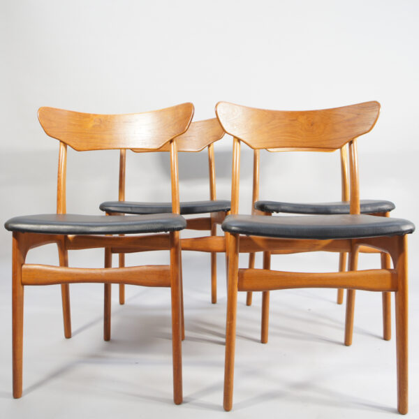 4 danish chairs by Schiønning & Elgaard in teak with seats in leather. 4 danska stolar i teak och svart skinn Wigerdals