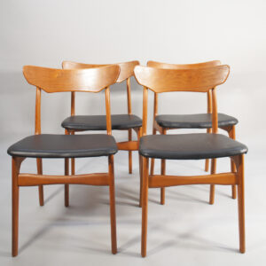 4 danish chairs by Schiønning & Elgaard in teak with seats in leather. 4 danska stolar i teak och svart skinn. Wigerdals