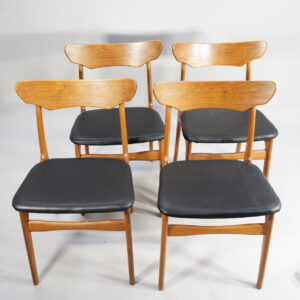4 danish chairs by Schiønning & Elgaard in teak with seats in leather. 4 danska stolar 4 danska matstolar i teak sitsar i skinn Wigerdals