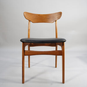 4 danish chairs by Schiønning & Elgaard in teak with seats in leather. 4 danska matstolar i teak sits i skinn Wigerdals