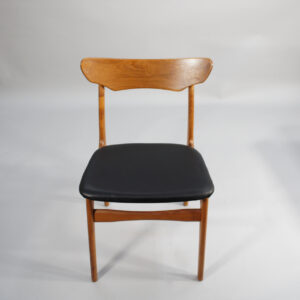 4 danish chairs by Schiønning & Elgaard in teak with seats in leather. 4 stolar i teak läder. wigerdals