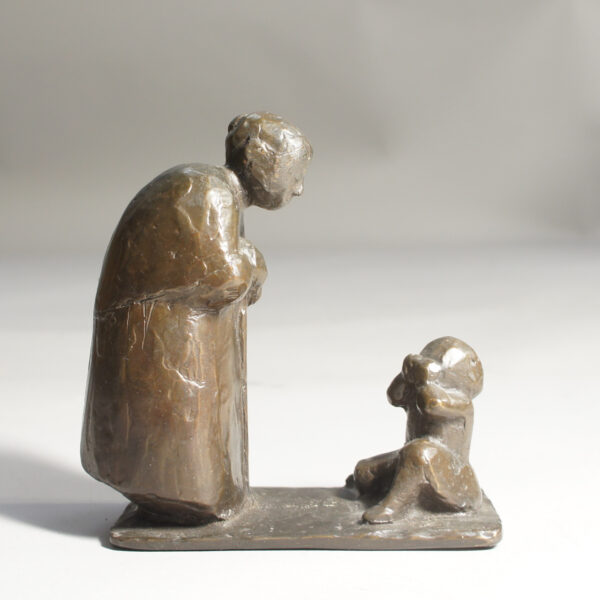 Sculputure i bronze by Solvig Pripp. Old woman with child. Bronsskulptur brons äldre kvinna med barn. Wigerdals