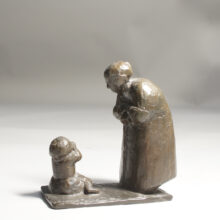 Sculputure i bronze by Solvig Pripp. Old woman with child.Skulptur i brons äldre kvinna med barn. Wigerdals f