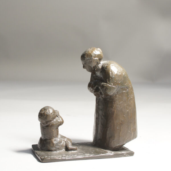Sculputure i bronze by Solvig Pripp. Old woman with child.Skulptur i brons äldre kvinna med barn. Wigerdals f