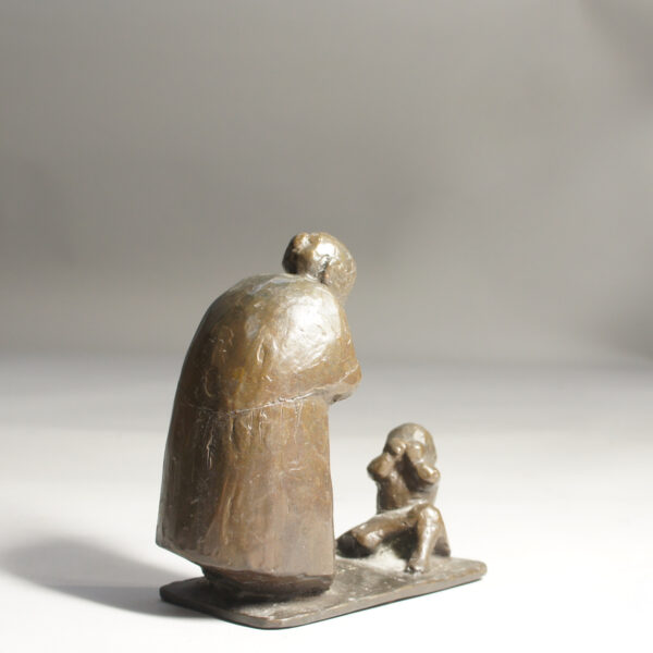 Sculputure i bronze by Solvig Pripp. Woman with child.