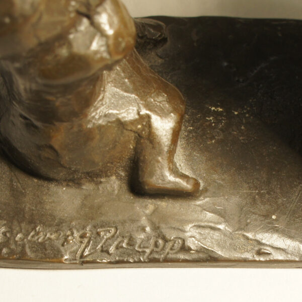 Sculputure i bronze by Solvig Pripp. Woman with child. Skulptur i brons Wigerdals