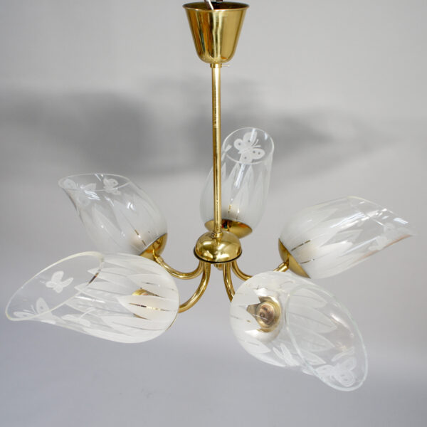 1940's ceiling lamp in brass with engraved glass shades by Glössner, Sweden. Taklampa i mässing med graverade glaskupor Glössner Wigerdals