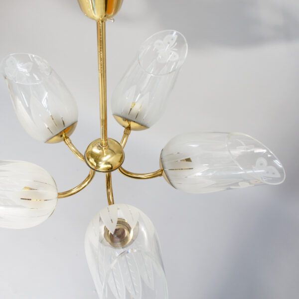 1940's ceiling lamp in brass with engraved glass shades by Glössner, Sweden. Taklampa i mässing med graverasde glaskupor Wigerdals