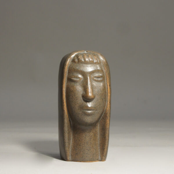 SSculpture in stonware of womans face by Åke Holm, Sweden.