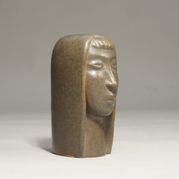 Sculpture in stonware of womans face by Åke Holm, Sweden.Wigerdal.com