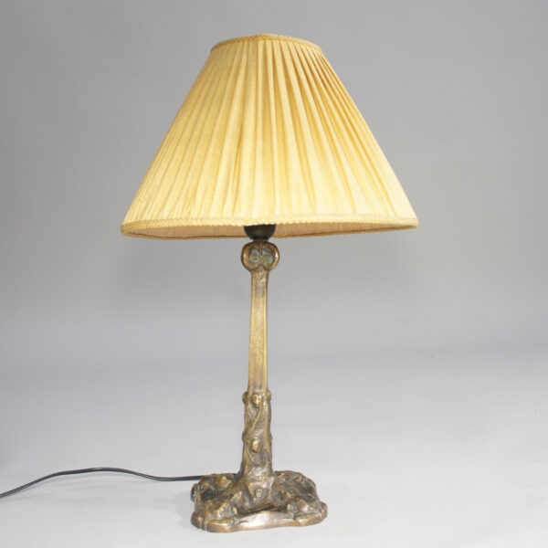 1910-20' art nouveau table lamp in brass. Bordslampa jugent