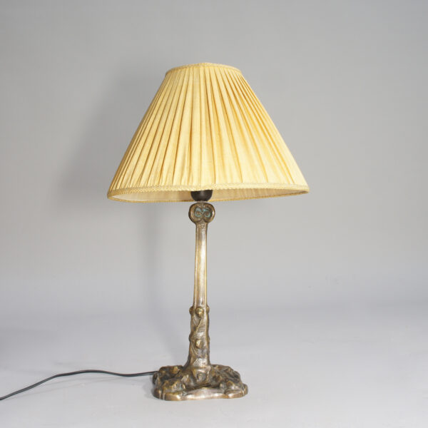 1910-20' art nouveau table lamp in brass. Bordslampa jugent mässing wigerdal.com