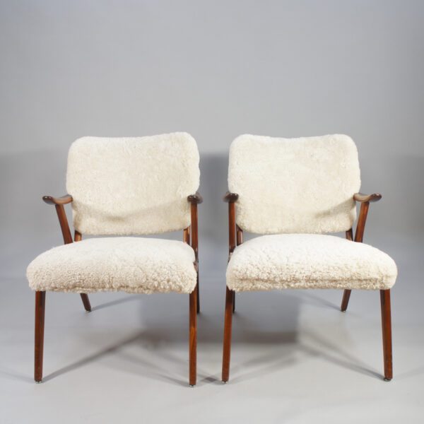 A pair of 1950's armchairs in birch and sheep skin. Ett par fåtöljer i björk och fårskinn Wigerdal.com