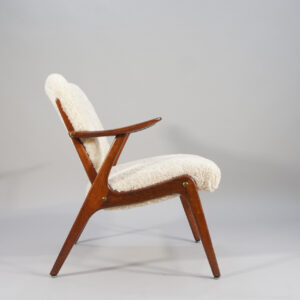 A pair of 1950's armchairs in beech and sheep skin. ett par fåtöljer i björk och får skinn Wigerdal