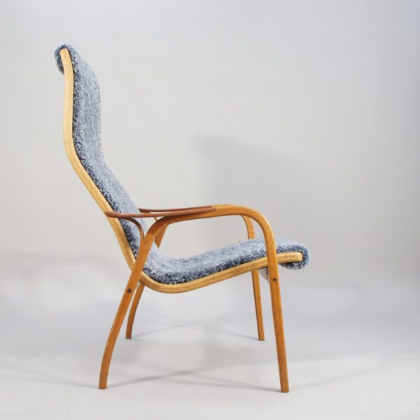 Yngve Ekström for Swedese. "Lamino". Easy chair in oak and sheep skin. fåtölj i ek och fårskinn wigerdal.com