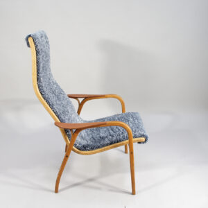 Yngve Ekström for Swedese. "Lamino". Easy chair in oak and sheep skin.fåtölj i ek och fårskinn wigerdal.com
