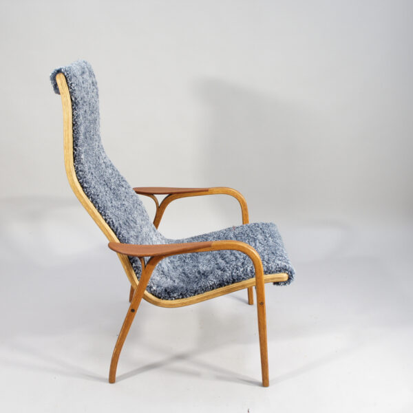 Yngve Ekström for Swedese. "Lamino". Easy chair in oak and sheep skin.fåtölj i ek och fårskinn wigerdal.com