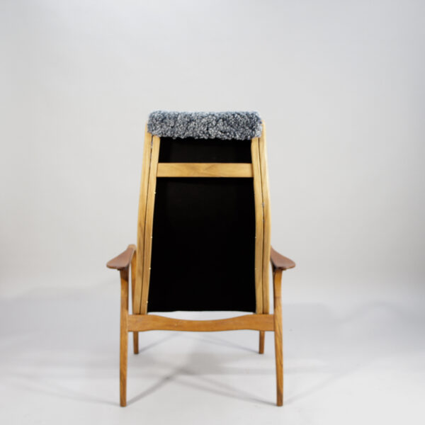 Yngve Ekström for Swedese. "Lamino". Easy chair in oak and sheep skin. fåtölj i ek och fårskinn wigerdal.com