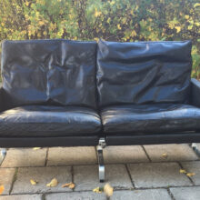 Christansen,Denmark. Pk31-2 2 sit sofa in black leather and legs in steel. Wigerdals Värld