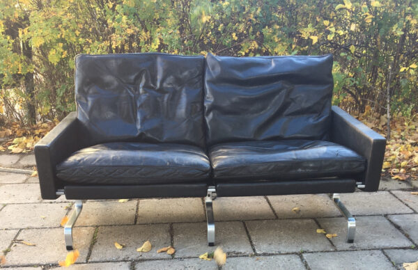 Christansen,Denmark. Pk31-2 2 sit sofa in black leather and legs in steel. Wigerdals Värld