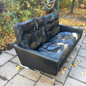 Poul Kjaerholm for E Kold Christansen,Denmark. Pk31-2 sit sofa in black leather and legs in steel.Wigerdals Värld
