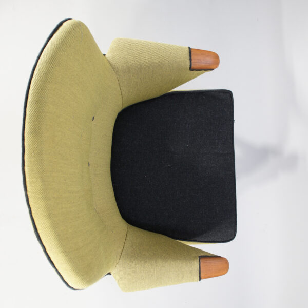 1950's new reupholstered danish easy chair with teak details. Fåtölj Danmark Wigerdal