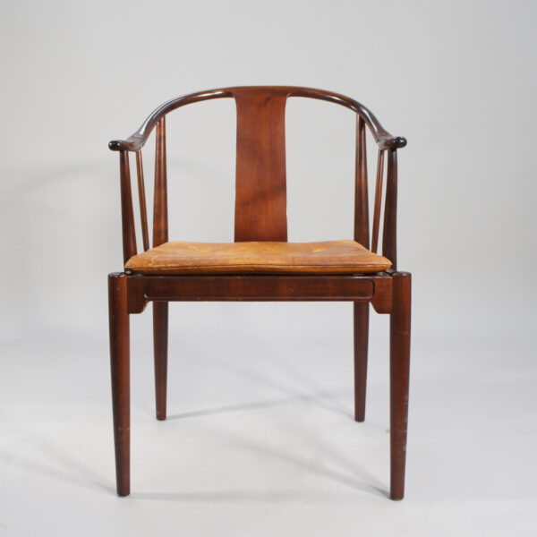 Hans J. Wegner for Fritz Hansen, Denmark. "China chair". Chair in mahogany and seat in natural leather.