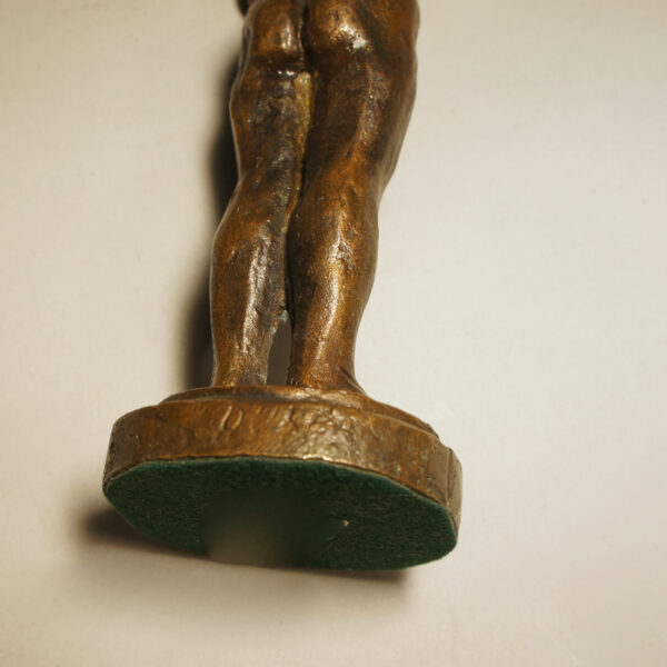 Girl sculpture in bronze by Arne Durban, Norway.