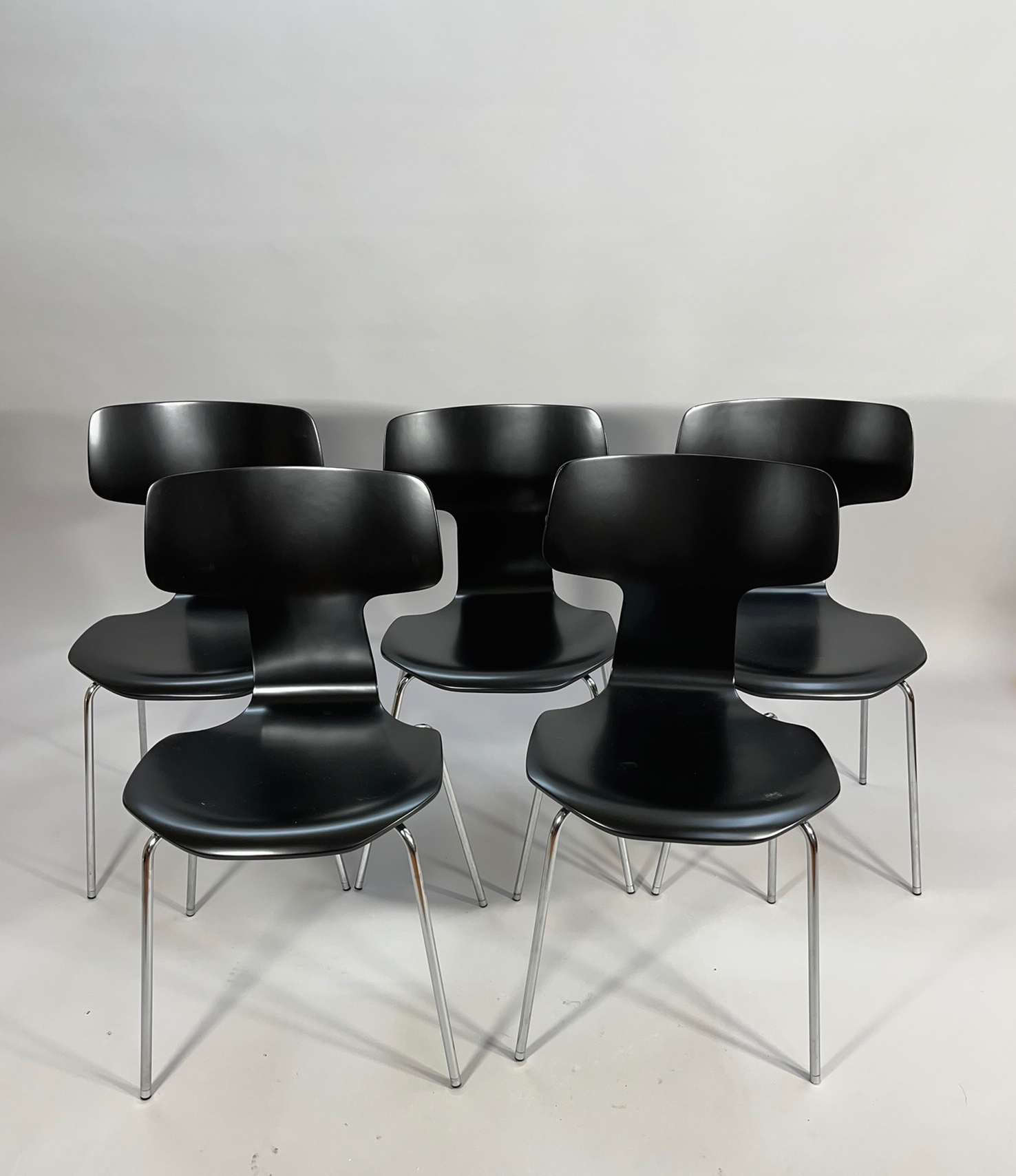 5 chairs by Arne Jacobsen