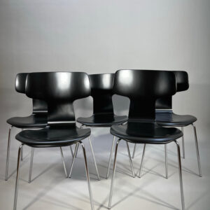 Arne Jacobsen for Fritz Hansen. Five black stacking chairs 3103.