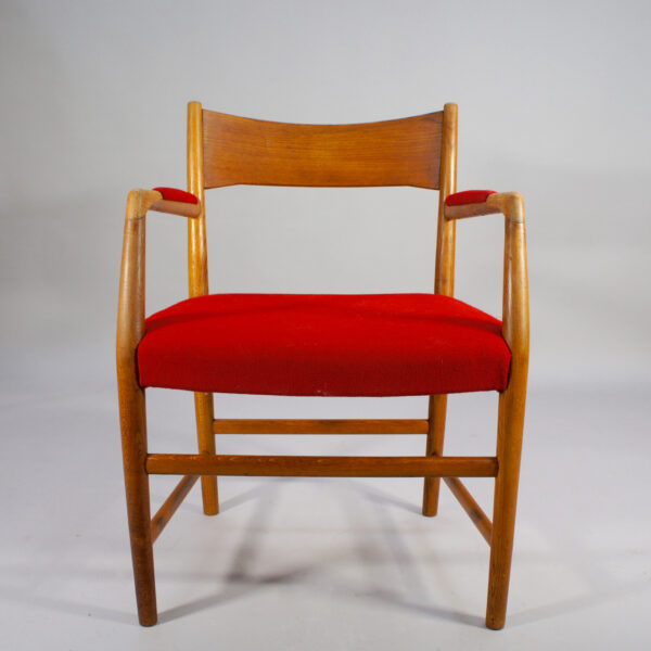 Hans Wegner & Arne Jacobsen for Plans Møbler, Denmark. Arm chair in oak and teak. "Rådhusstole"