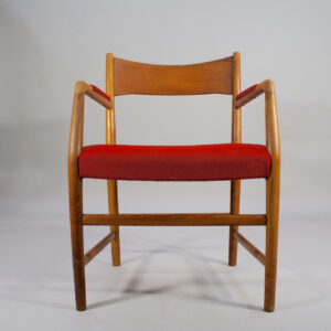 Hans Wegner & Arne Jacobsen for Plans Møbler, Denmark. Arm chair in oak and teak. "Rådhusstole"