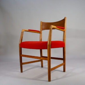 Hans Wegner & Arne Jacobsen for Plans Møbler, Denmark. Arm chair in oak and teak. "Rådhusstole"