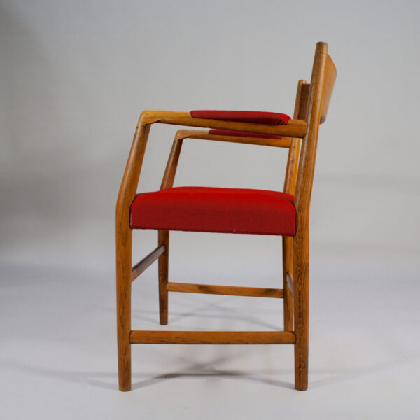 Hans Wegner & Arne Jacobsen for Plans Møbler, Denmark. Arm chair in oak and teak. "Rådhusstole"