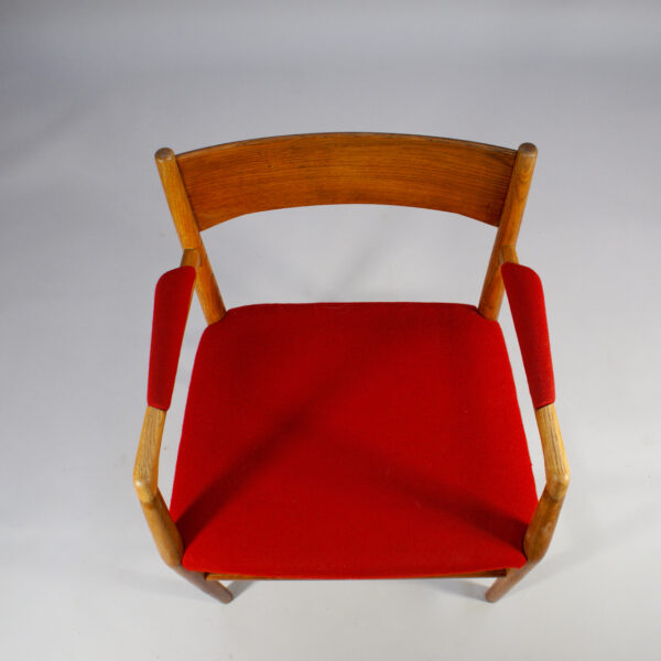 Hans Wegner & Arne Jacobsen for Plans Møbler, Denmark. Arm chair in oak and teak. "Rådhusstole"