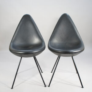 Arne Jacobsen for Fritz Hansen, Denmark. Mod 3110 "The Drop Chair" in black leather .