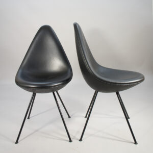 Arne Jacobsen for Fritz Hansen, Denmark. Mod 3110 "The Drop Chair" in black leather .