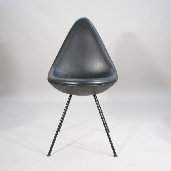 Arne Jacobsen for Fritz Hansen, Denmark. Mod 3110 "The Drop Chair" in black leather .