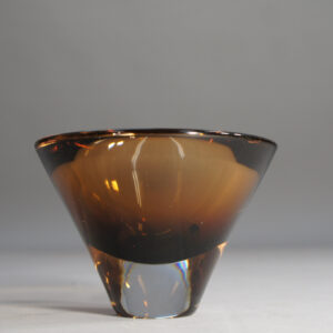 Bowl in glass by Vicke Lindstrand for Kosta, Sweden.