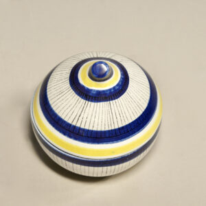 Stig Lindberg for Gustavsberg, Sweden. 1940-50's bowl with lid in faienze ceramic.