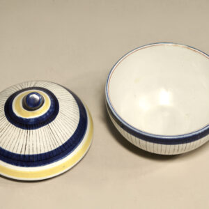 Stig Lindberg for Gustavsberg, Sweden. 1940-50's bowl with lid in faienze ceramic.