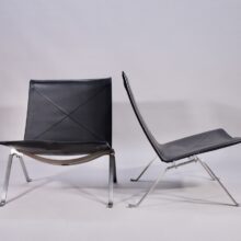 PK-22. Poul Kjærholm for Fritz Hansen. A pair of easy chair in brushed steel and black leather.