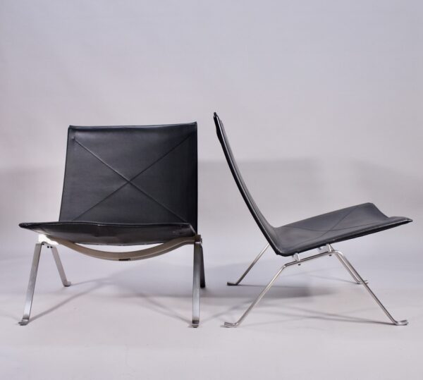 PK-22. Poul Kjærholm for Fritz Hansen. A pair of easy chair in brushed steel and black leather.
