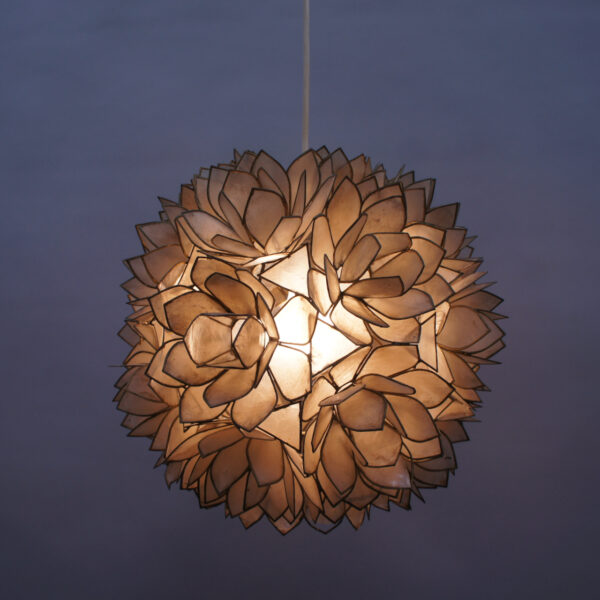 Ceiling lamp with leaves in plastic and metal.