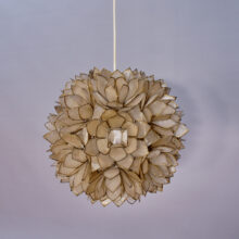 Ceiling lamp with leaves in plastic and metal.