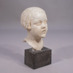 Girls' head sculpture in plaster on a base in stone..