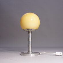 1930's art deco desk lamp in glass and metal. Art deco bordslampa i glass och vitmetall.