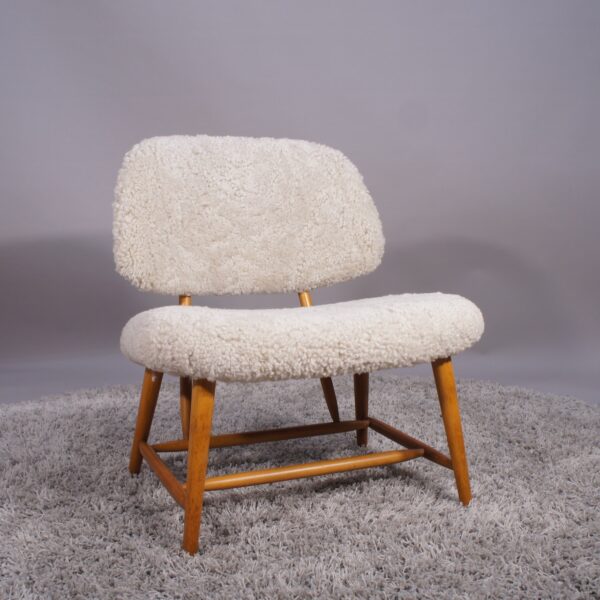 Alf Svensson for Dux, Sweden. "TeVe". Easy chair in beech with lamb skin. "TeVe"-stolen av Alf Svensson för Dux.