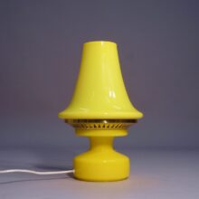 1960's desk lamp in yellow glass by Hans-Agne Jakobsson AB. Bordslampa i gult glas av Hans-Agne Jakobsson 60-tal.