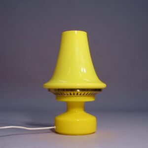 1960's desk lamp in yellow glass by Hans-Agne Jakobsson AB. Bordslampa i gult glas av Hans-Agne Jakobsson 60-tal.